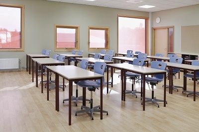Klasserom med gode lysforhold og rolige kontrastfarger