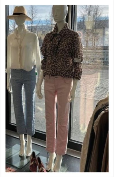 To ustillingsdukker: Den ene i lys jeans, hvit skjorte og stråhatt. Den andre i rosa bukse og leopardmønstret bluse